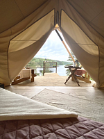 Тент с красивым видом из окна, Глэмпинг Смородина, Микли