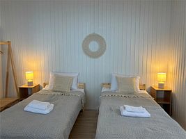 Двухместный Дом Солнечный Берег с видом на озеро 2 отдельные кровати, Кемпинг База отдыха Нептун, Жижица