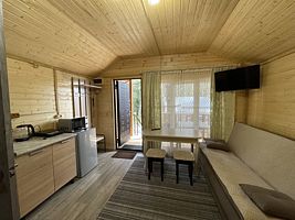 Двухместный коттедж с балконом и с красивым видом из окна двуспальная кровать, База отдыха Paradise Forest, Архыз