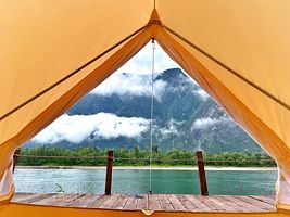 Шатер с видом на гору и реку, Глэмпинг Выше гор Телецкое, Балыкча