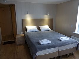 2х-комнатный номер с 1 двуспальной кроватью и односпальной кроватью. Санузел (душ), Гостевой дом Пяльма, поселок Пяльма