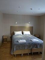 2х-комнатный номер с 1 двуспальной кроватью и 1 односпальной кроватью. Санузел (душ), Гостевой дом Пяльма, поселок Пяльма