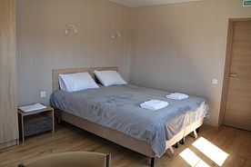 Двухместный номер с двуспальной кроватью и дополнительной кроватью, Гостевой дом Пяльма, поселок Пяльма