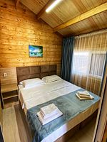 Четырёхместный семейный номер Standard с балконом и с красивым видом из окна, База отдыха Sunny House, Поповка