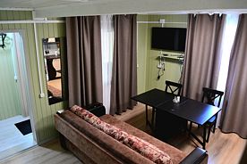 Шестиместный коттедж с балконом и с красивым видом из окна, База отдыха Можжевеловая, Новая Ладога