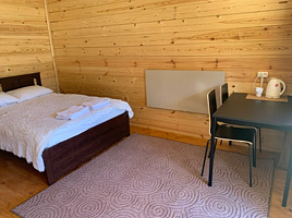 Четырёхместный коттедж Superior двуспальная кровать, База отдыха Аура Алтая, село Акташ