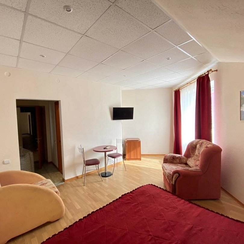 Стандартный 3-местный (с балконом и креслом)