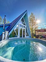 Семейный коттедж с балконом и с красивым видом из окна, Глэмпинг А у реки, Новомихайловское