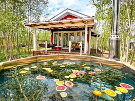 Бунгало Superior с балконом и с красивым видом из окна, Глэмпинг А у реки, Новомихайловское