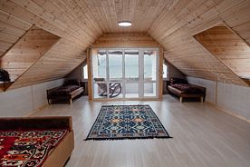 Шестиместный семейный коттедж с балконом и с красивым видом из окна, База отдыха Волна, село Манаскент