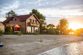 Шестиместный семейный коттедж с балконом и с красивым видом из окна, База отдыха Поплавок , Волгодонск