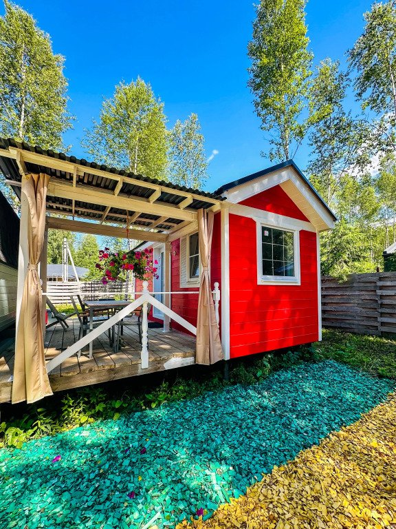 Глэмпинг Красный домик в лесу на Живописной улице, Московская область, Шадрино курорт Сорочаны