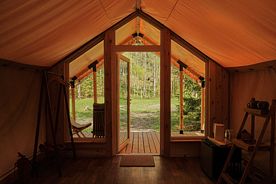 Двухместный Сафари-тент Лесной с панорамным окном (гипоаллергенный) 2 отдельные кровати, Глэмпинг Мармар, поселок Харлу