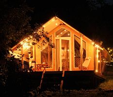 Трёхместная Сафари-тент с горячим чаном с видом на озеро, Глэмпинг Мармар, поселок Харлу