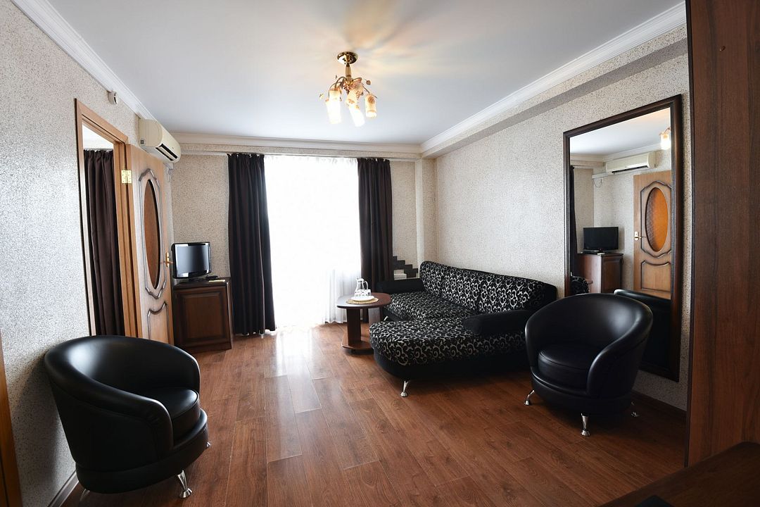 Делюкс 2-местный 2-комнатный (c балконом)