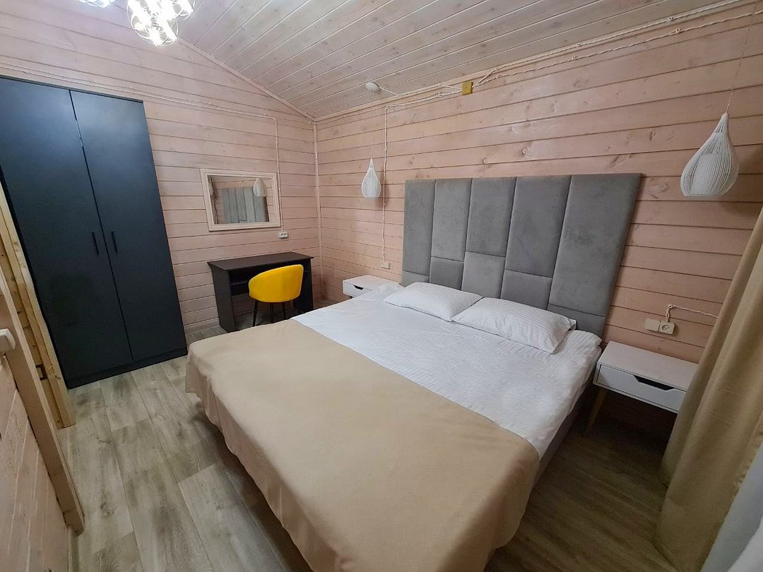 Коттедж 4-местный 2-комнатный (вид на бассейн)