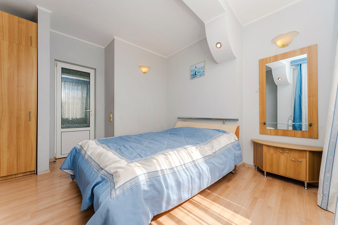 Апартаменты улучшенные 4-местные 3-комнатные (с террасой)