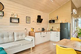 Четырёхместный коттедж с балконом и с красивым видом из окна, База отдыха Якунино Дача , Якунино