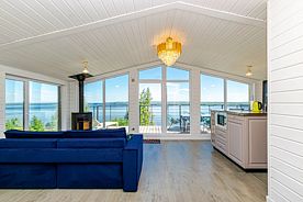 Четырёхместный коттедж с 2 комнатами с балконом и с красивым видом из окна, База отдыха «СТВОРЫ», поселок Камский