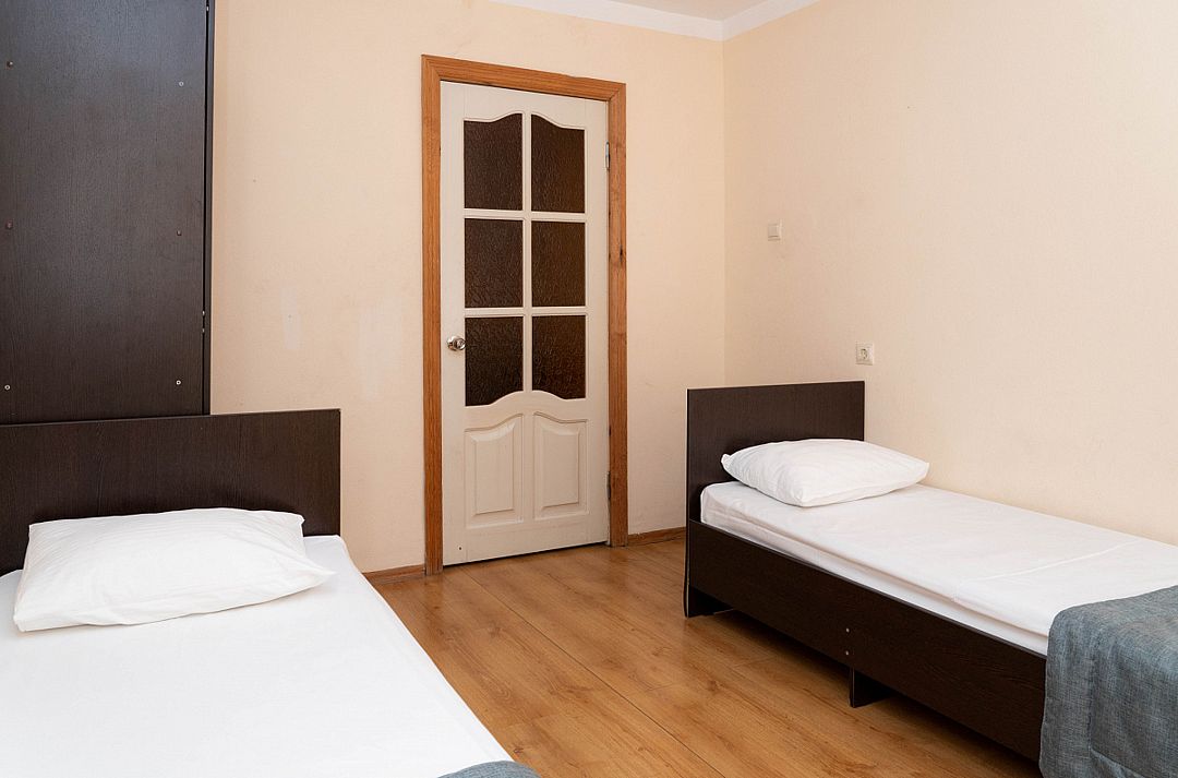 Номер 8-местный 3-комнатный (без кухни)