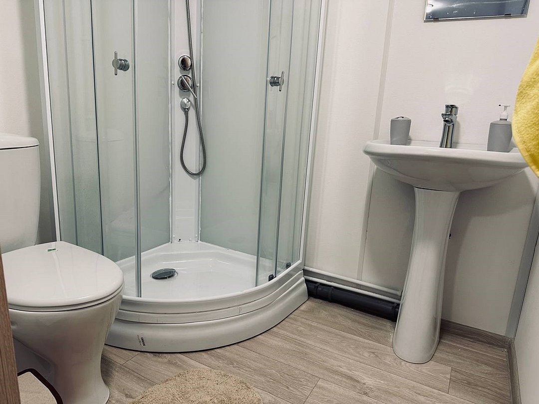 Домик 4-местный 2-комнатный №1 (вид на озеро)