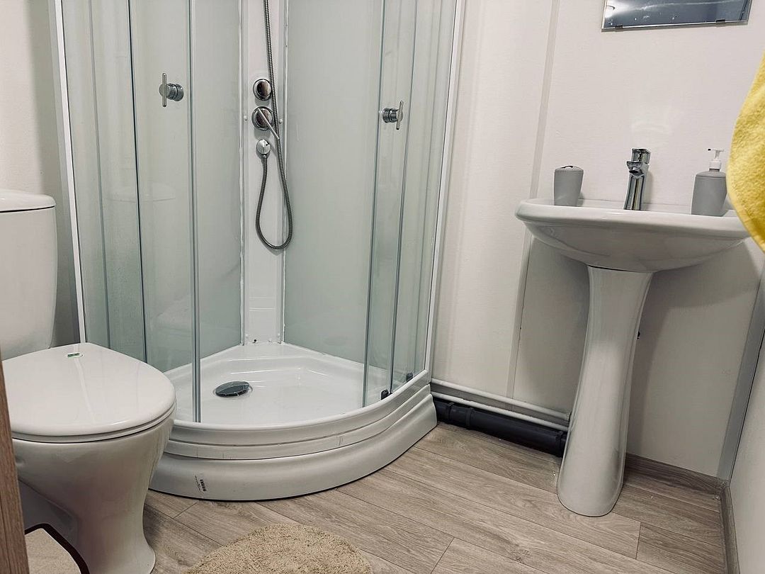 Домик 4-местный 2-комнатный №1 (вид на озеро)