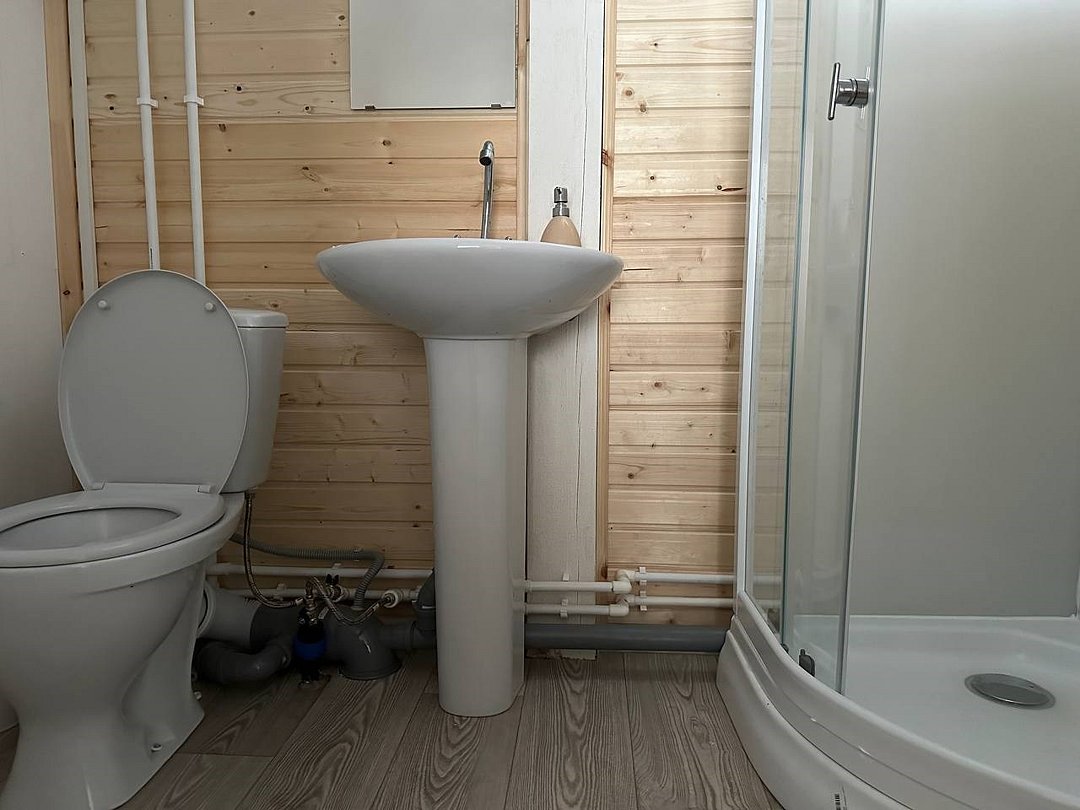 Домик 4-местный 2-комнатный №5 (вид на озеро)