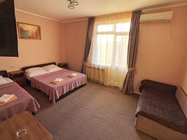 Семейный трёхместный номер с балконом и видом на море и горы Номера: 11, Гостевой дом Черноморская жемчужина, Сочи