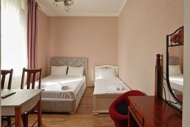 Трёхместная комната с двуспальной и односпальной кроватями, Гостевой дом Семья, Махачкала