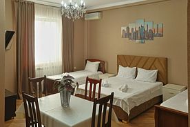 Четырёхместная комната с двуспальной и двумя односпальными кроватями, Гостевой дом Семья, Махачкала