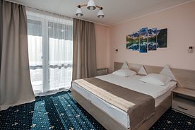 Двухместный номер Standard с балконом и с видом на горы двуспальная кровать, Курорт Марьин Остров, Чемал