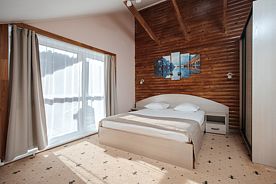 Двухместный номер Premier с балконом и с видом на горы двуспальная кровать, Курорт Марьин Остров, Чемал