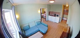 Четырёхместные апартаменты с 3 комнатами с балконом и с видом на озеро, Гостевой дом Лыжа, деревня Зелёная Поляна