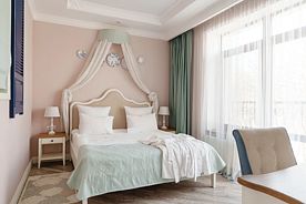 Двухместный люкс Provence №30 с 2 комнатами с балконом и с видом на парк двуспальная кровать, База отдыха Лель, Уфа