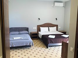 Четырехместный номер с 1 кроватью, диваном и патио, Гостевой дом FAMILY STORIES, Агой