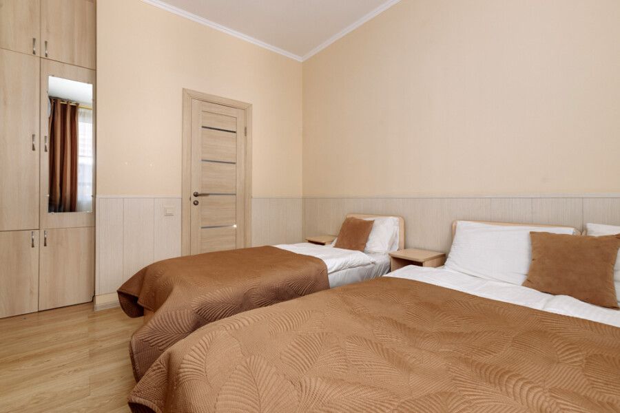 Стандартный 3-местный (с 2-спальной и 1-спальной кроватями и кухней на 2 номера)