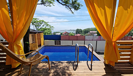 Квартира с балконом и бассейном, Гостевой дом Морской охотник, село Безверхово