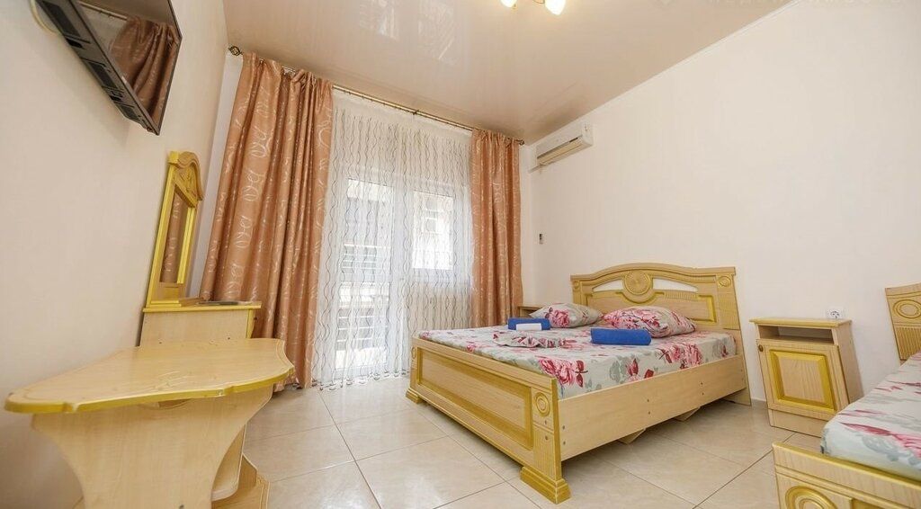 Стандартный 4-местный (с выходом на террасу, 1 этаж) | У Елены (Дивноморское), Краснодарский край