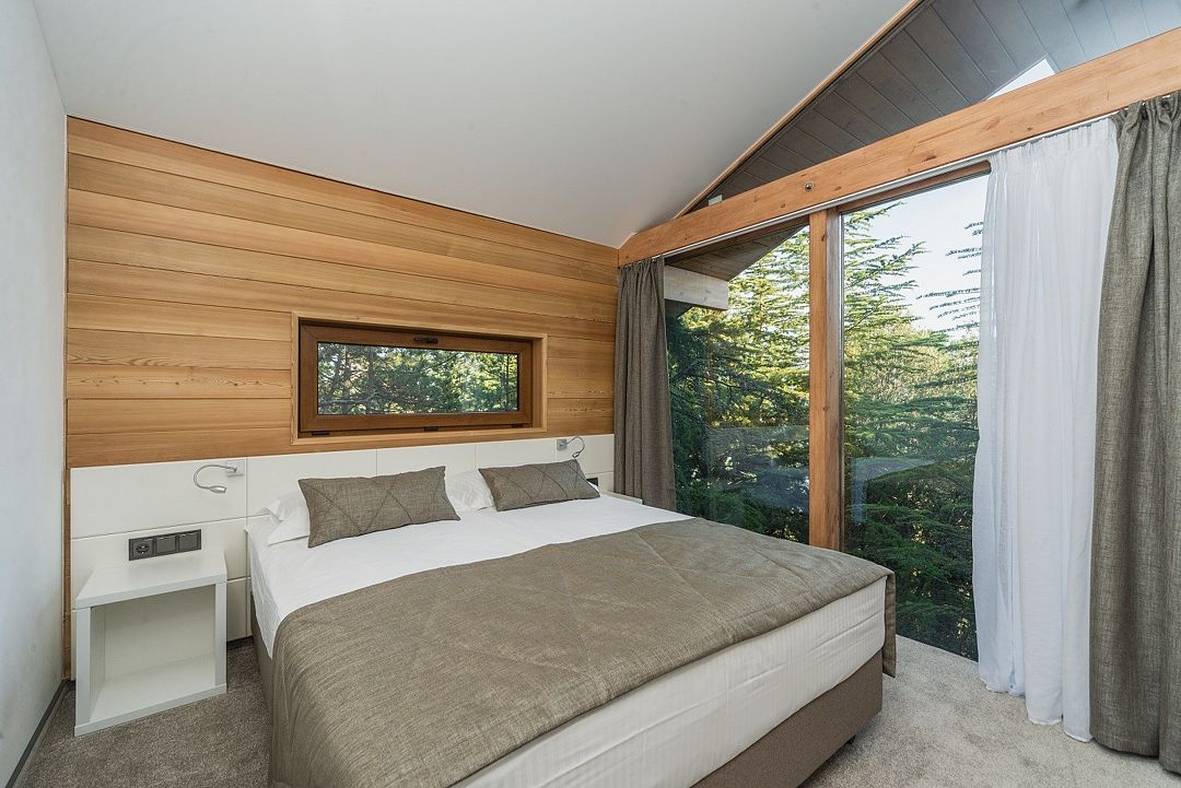 Коттедж 4-местный 3-комнатный (панорамные окна)