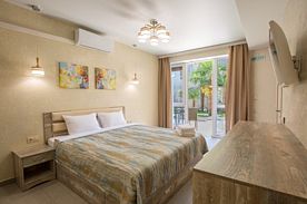 Студия 3-местный 1-комнатный с кухней, Гостевой дом Malibu Hotel, Алушта