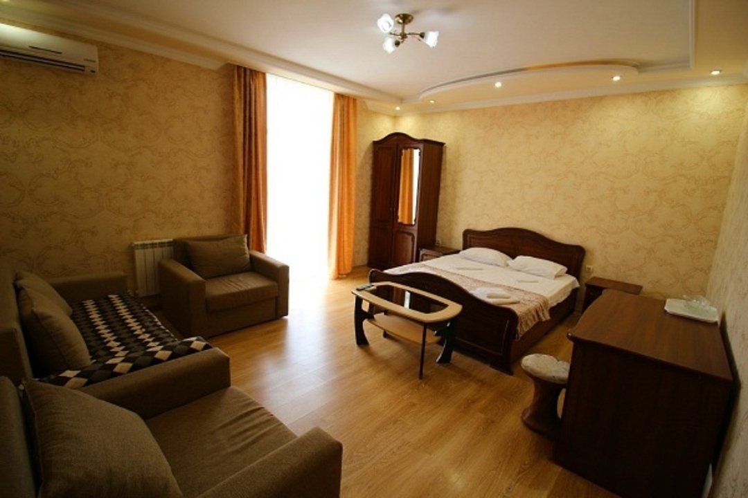 Номер 4-местный (с 2-спальной кроватью и диваном)