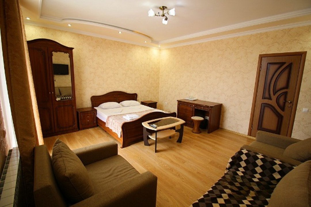 Номер 4-местный (с 2-спальной кроватью и диваном)