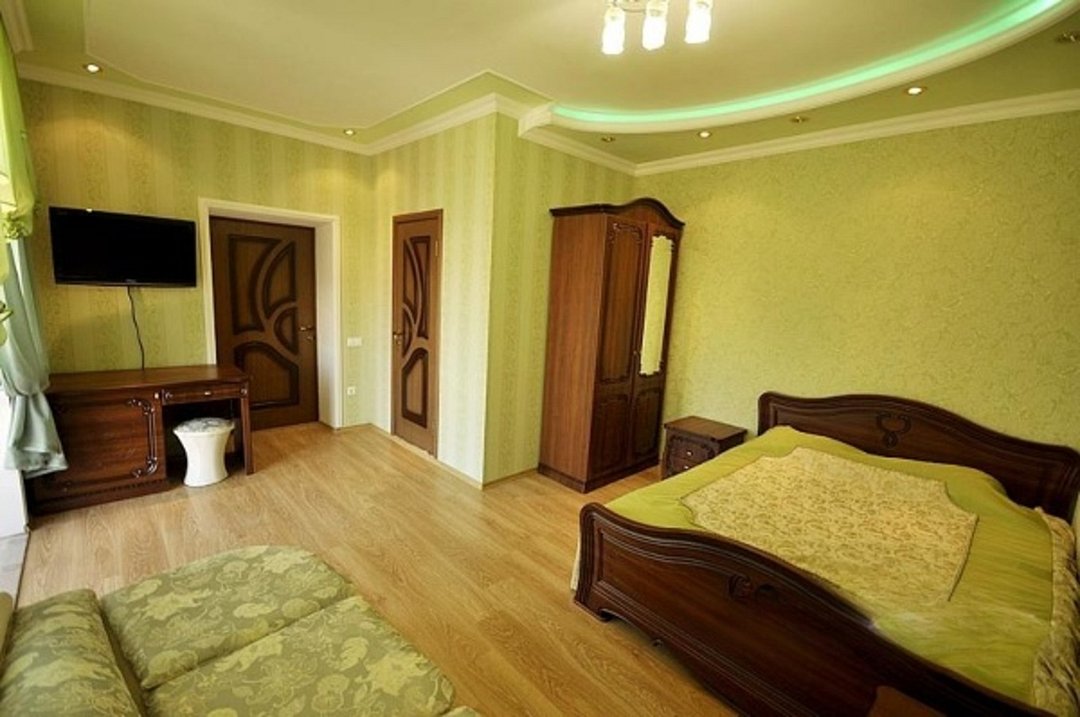 Номер 4-местный (с 2-спальной кроватью и диваном)