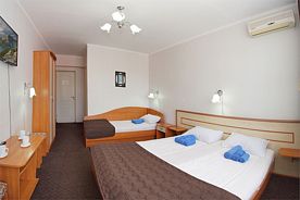 Трехместный стандарт с балконом, База отдыха Отель "Небо", Судак