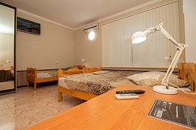 №2 Standart Triple (первый этаж, TRPL), Гостевой дом Юккатан, Феодосия