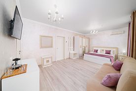 Студия (основной корпус, отель "три звезды"), Гостевой дом Ле-ди, Саки