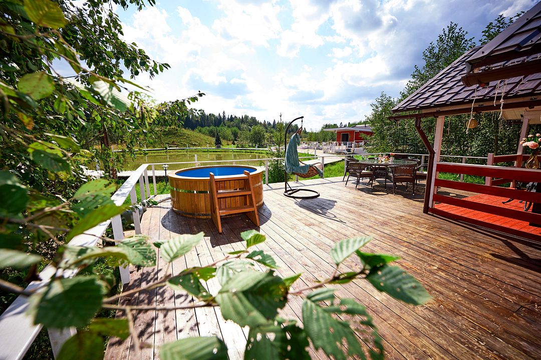 Дом у озера 4-местный 2-комнатный (с купелью)