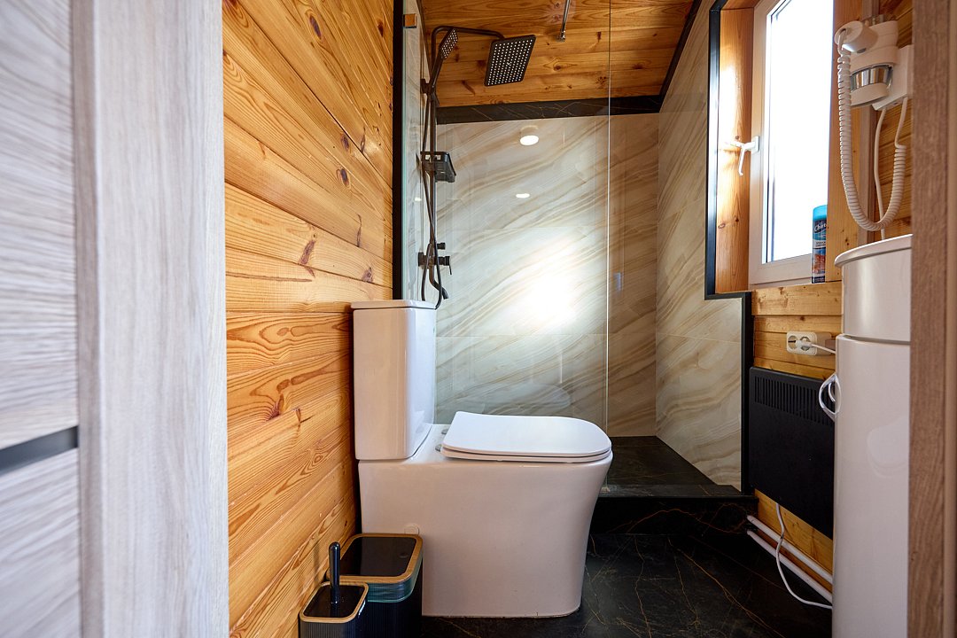 Дом у озера 4-местный 2-комнатный (с купелью)