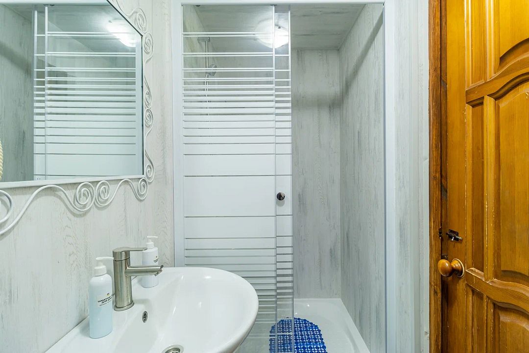 Дом 8-местный 2-комнатный (№7, с беседкой)