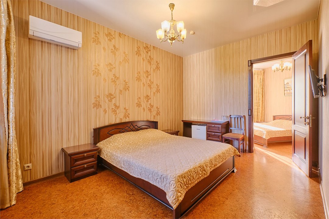 Люкс 4-местный 2-комнатный (с балконом)